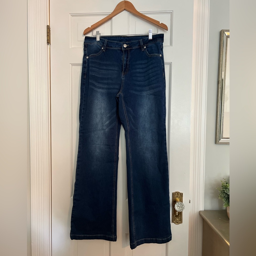 Wide leg stretchy jeans, never worn